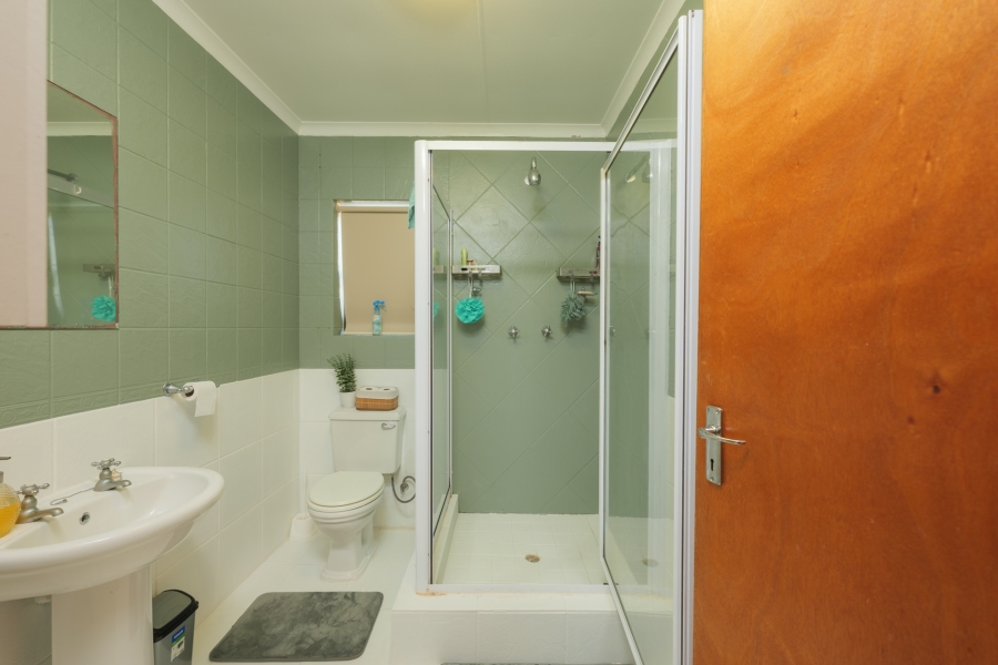 To Let 4 Bedroom Property for Rent in Oceanview Heights Western Cape